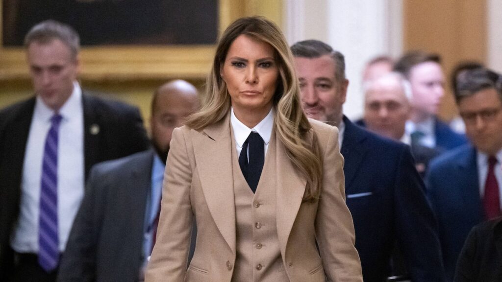 Melania Trump se ve elegante en el traje de bronceado en Capitol Hill para una ‘legislación importante’