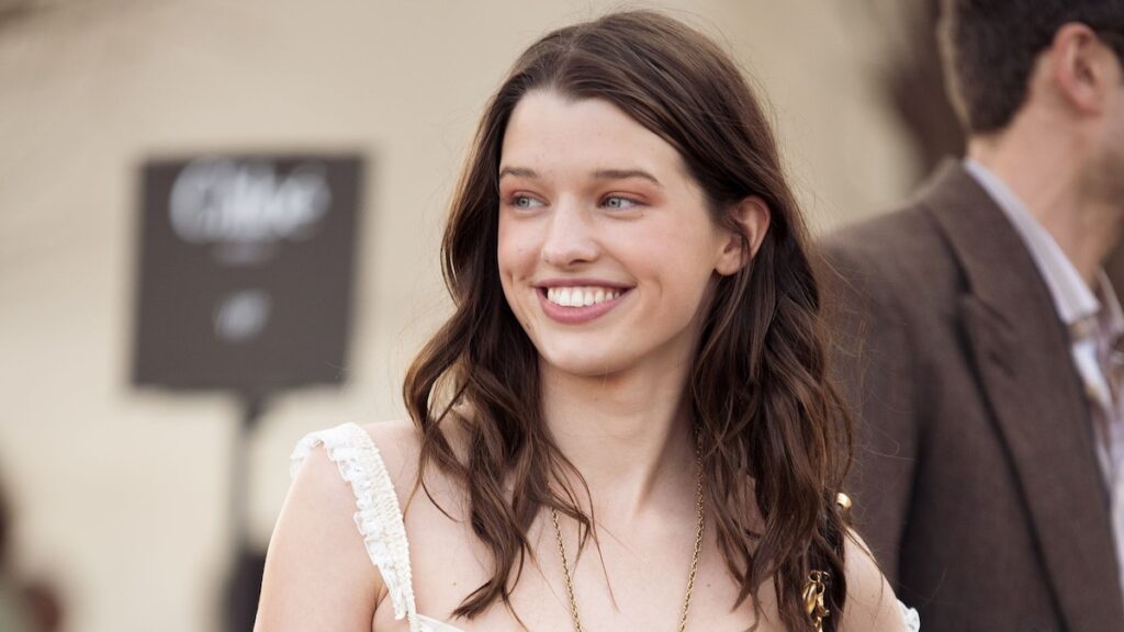 La hija del aspecto del aspecto de Milla Jovovich, Ever Anderson, asiste a la Semana de la Moda de París: su increíble semejanza