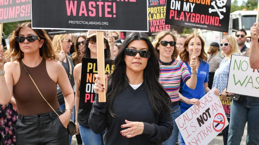 Kourtney Kardashian lidera la protesta contra los escombros de fuego de Palisades ‘arrojados en su patio trasero’