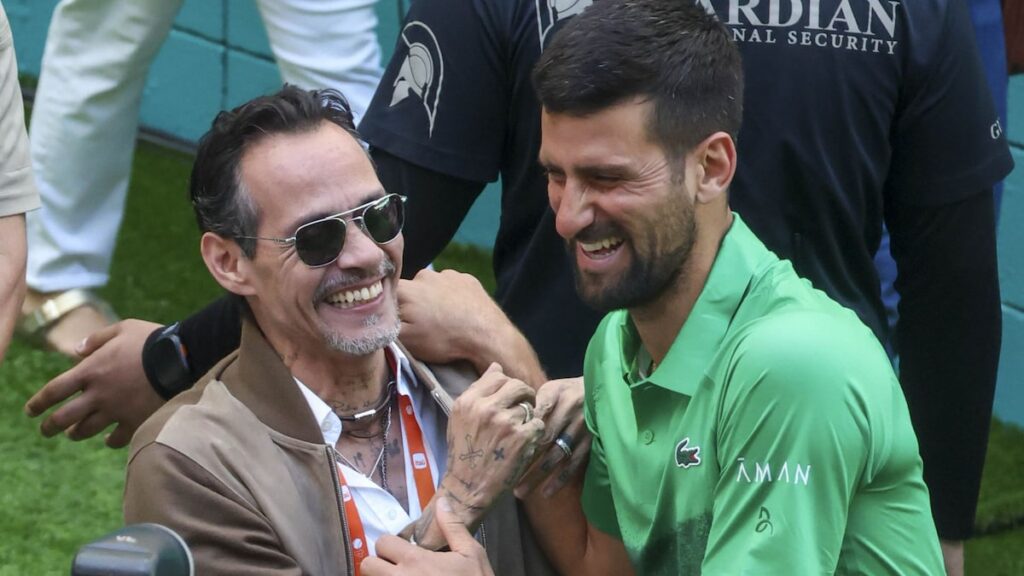 Marc Anthony y Novak Djokovic son los mayores admiradores de los demás después de reunirse en el Miami Open