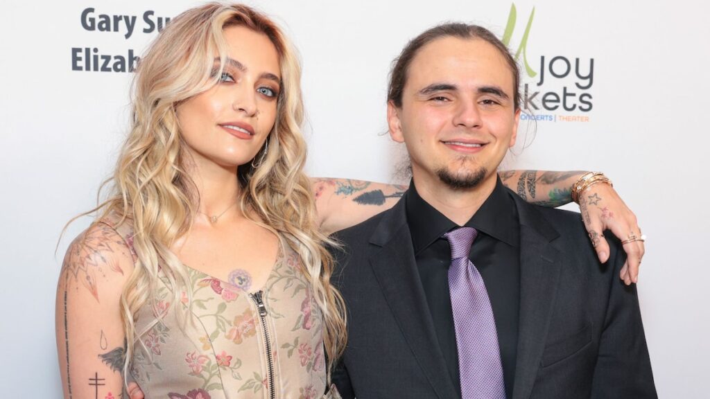 El hijo de Michael Jackson, Prince, sonríe en Australia, celebrando el legado de su padre durante la aparición especial