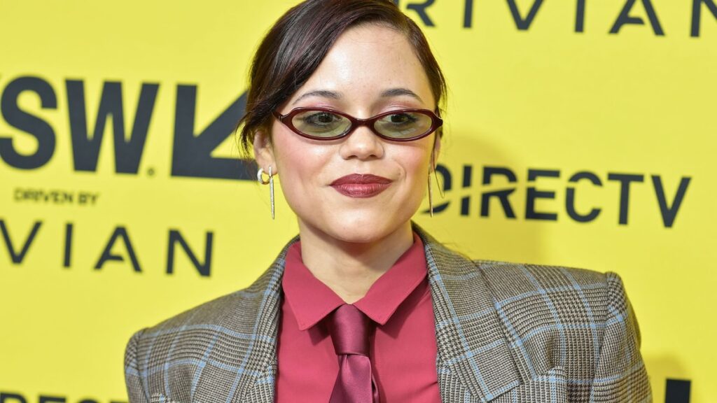 Jenna Ortega usa una elegante traje de Oscar de la Renta en el estreno de SXSW de ‘Death of a Unicorn’