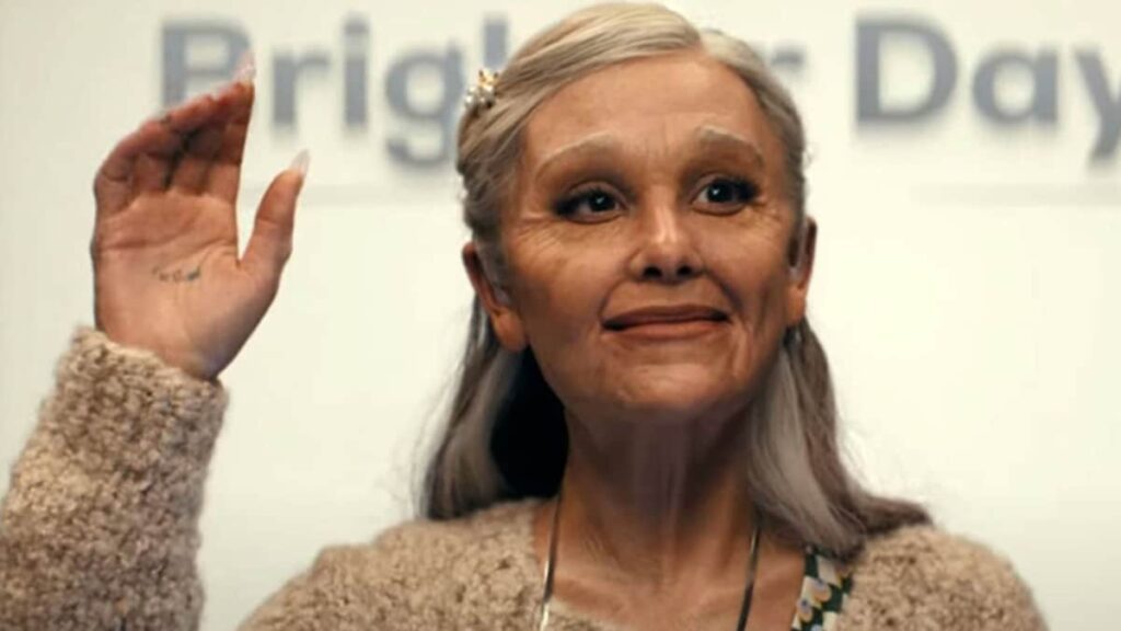 Ariana Grande parece irreconocible después de la transformación del maquillaje con prótesis