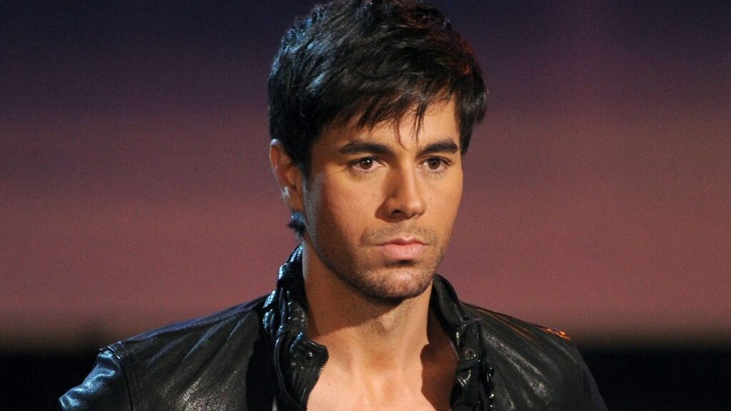 Enrique Iglesias advierte a los fanáticos después de una estafa de romance falso