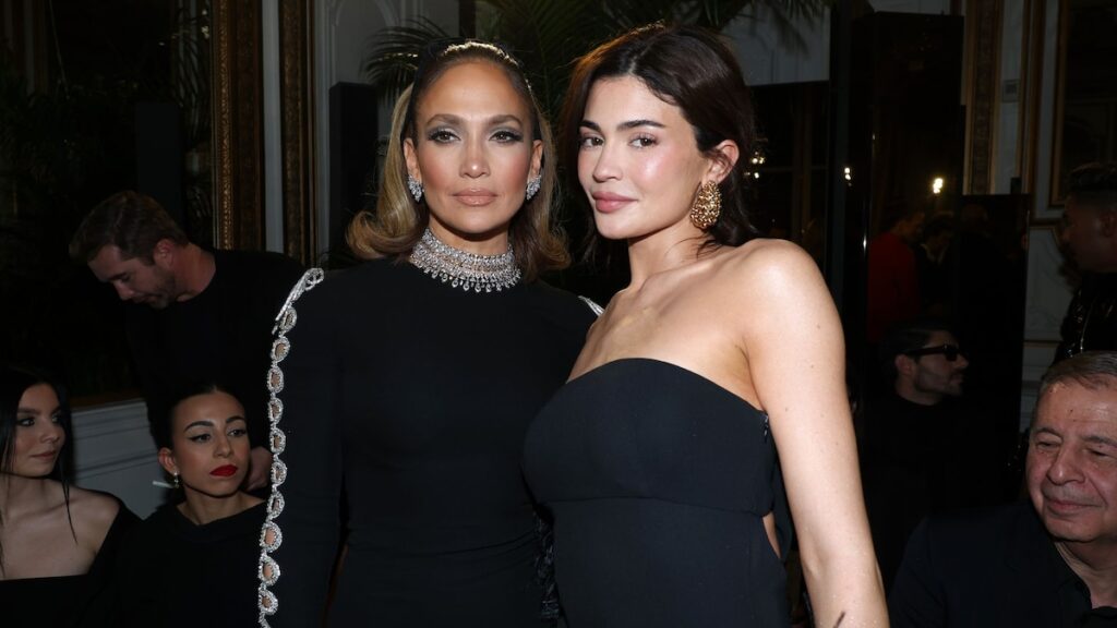 Jennifer López y Kylie Jenner viajan para honrar a Jesús Guerrero en el funeral emocional