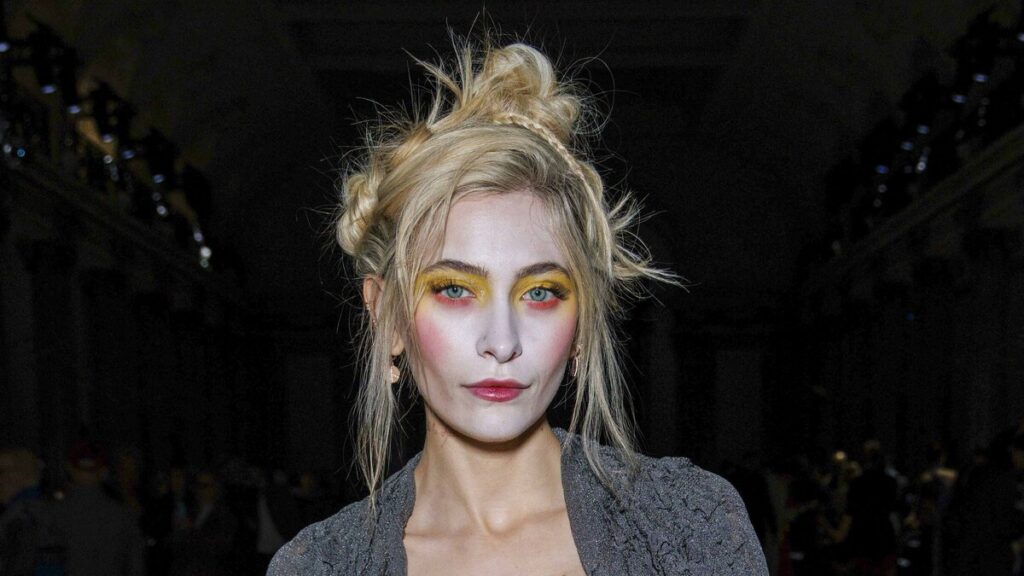 Paris Jackson abraza la vibrante sombra de ojos amarillas mira el espectáculo de la Semana de la Moda de París de Vivienne Westwood