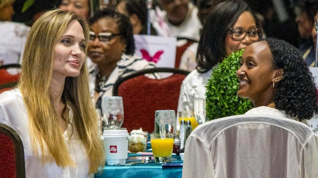 Angelina Jolie apoya a su hija Zahara en un brunch madre-hija para una organización sin fines de lucro para mujeres