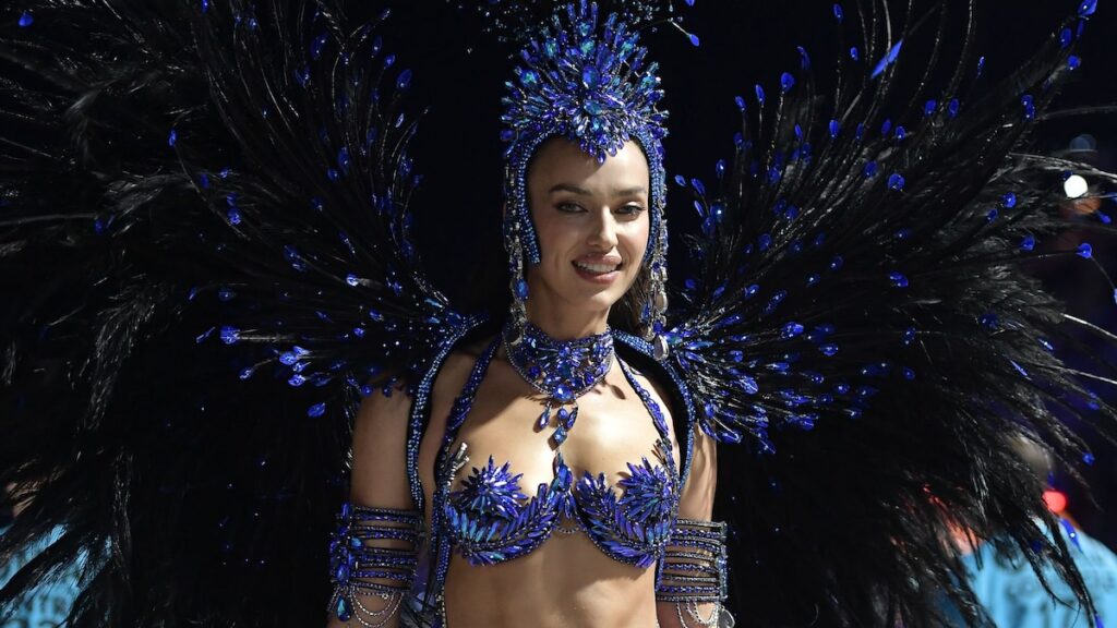 Irina Shayk se lleva un bikini impresionante mientras debutan en Río de Janeiro Carnival