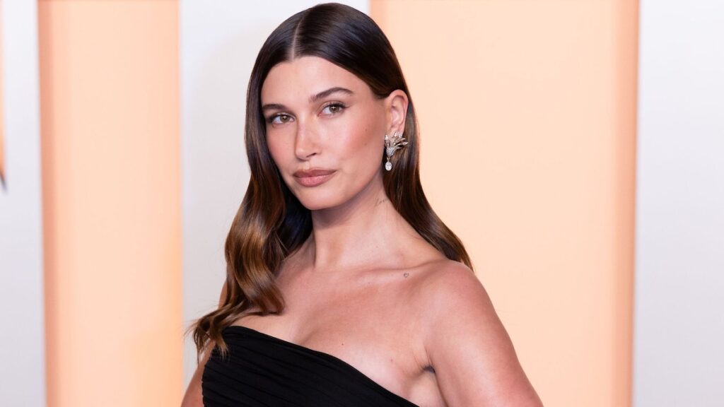 Hailey Bieber se parece a Cindy Crawford en el último momento elegante en la Semana de la Moda de París