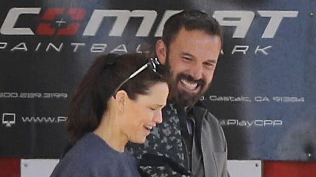 Ben Affleck y Jennifer Garner se ríen mientras juegan paintball con sus hijos