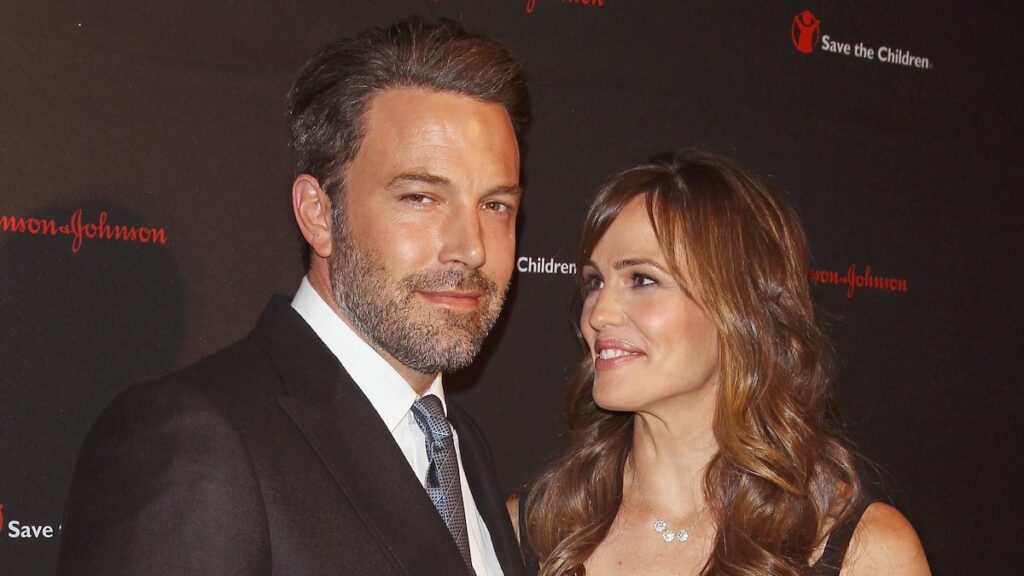Ben Affleck posee a Jennifer Garner cerca en una salida reciente (video)