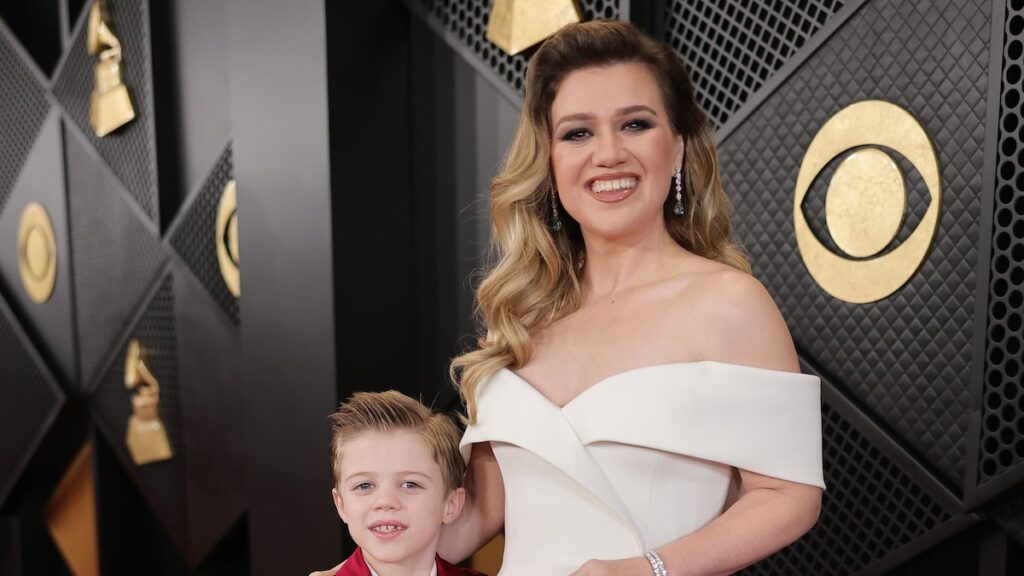 Kelly Clarkson se emociona sobre el montaje ‘dulce’ de sus hijos después de la ausencia del programa de entrevistas Kelly Clarkson se emociona sobre el montaje ‘dulce’ de sus hijos después de la ausencia del programa de entrevistas