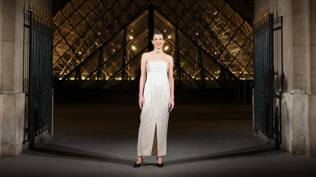 Charlotte Casiraghi deslumbra en París con vestido de novia y abrigo de tweed de gran tamaño