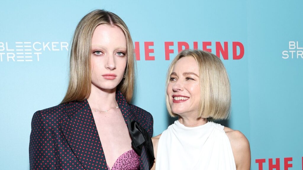 Naomi Watts es la mejor madre orgullosa mientras asiste a una alfombra roja con Kai de 16 años