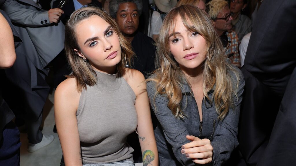 Suki Waterhouse invita a Cara Delevingne y Lukas Gage al escenario durante la segunda noche en el Roxy (reloj)
