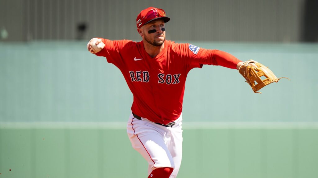 Alex Bregman le gana a Rafael Devers la competencia por la tercera base de los Medias Rojas de Boston