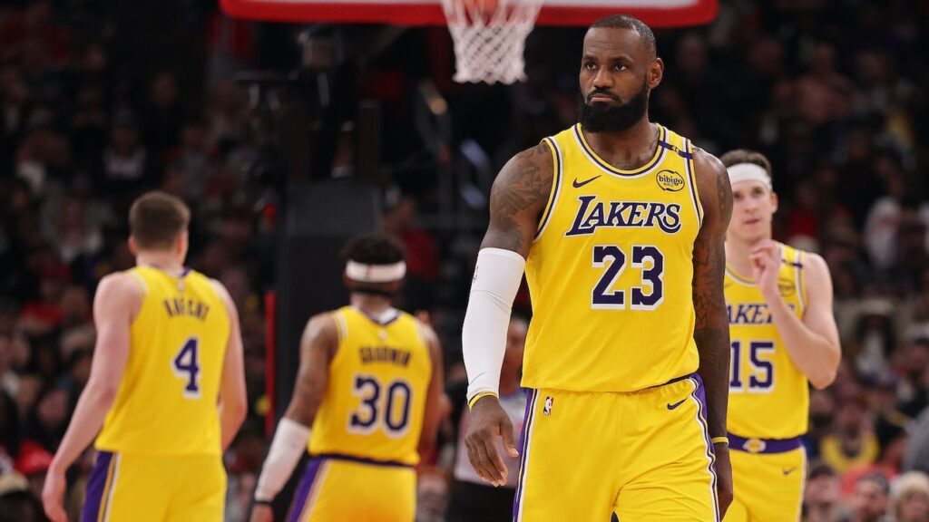 El Futuro de los Lakers dependen del contrato de lebron Jamesel Futuro de la Franquicia de los Ángeles depende de la decisión que tome lebron james en este.19mtim bontemps y brian windhorst | ESPN.comGetty Images