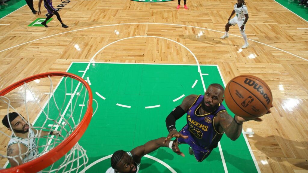 LeBron sufre una distennón en la ingle izquierda