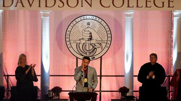 Steph Curry Acepta Ser GM Asistente de Baloncesto de Davidson