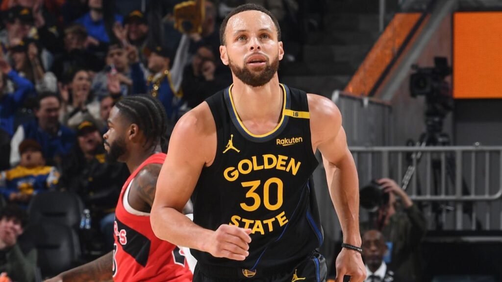Stephen Curry SE Retira del Partido por una Contusión Pélvica