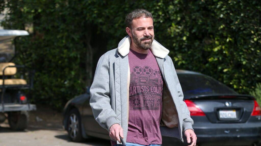 Ben Affle CK sonríe junto a sus fieles compañeros en Los Ángeles