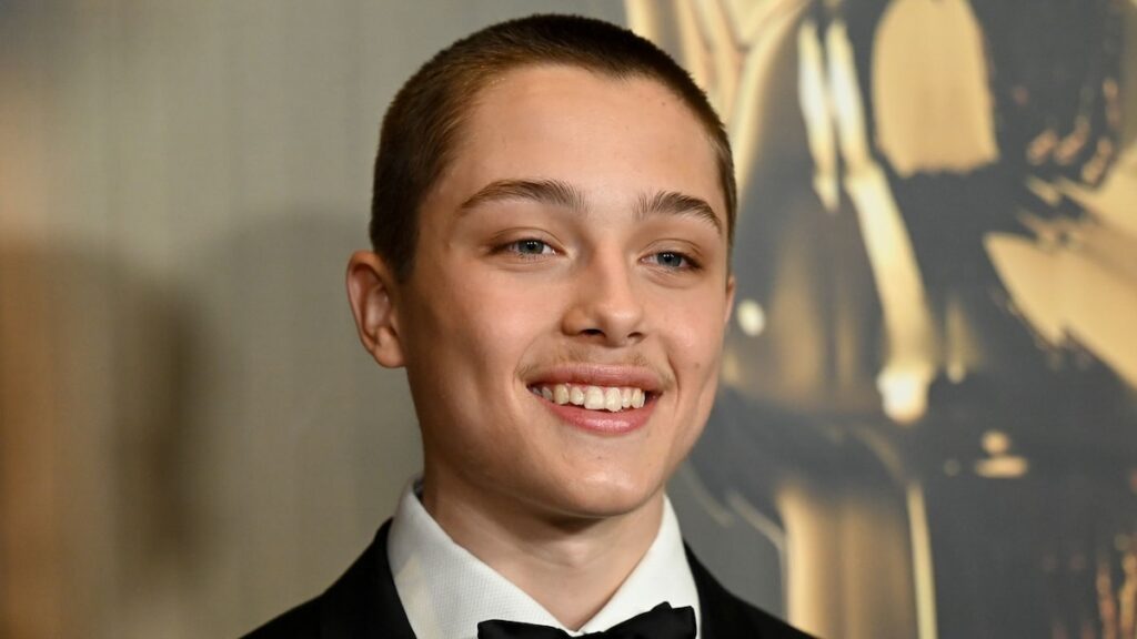 El suéter de Knox Jolie Pitt hace una declaración dulce durante su carrera de rutina