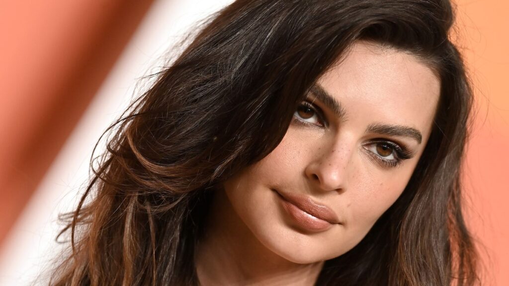 Emily Ratajkowski debuta hilarantemente lo que podría ser el peor corte de pelo de celebridades