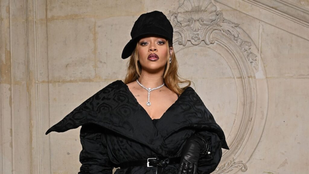 ¿Rihanna está comprometida? Fue vista con un atuendo fresco y un impresionante anillo de diamantes