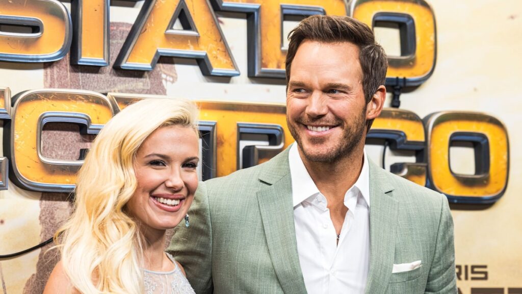 Millie Bobby Brown y Chris Pratt hilarante discuten la nostalgia de los 90