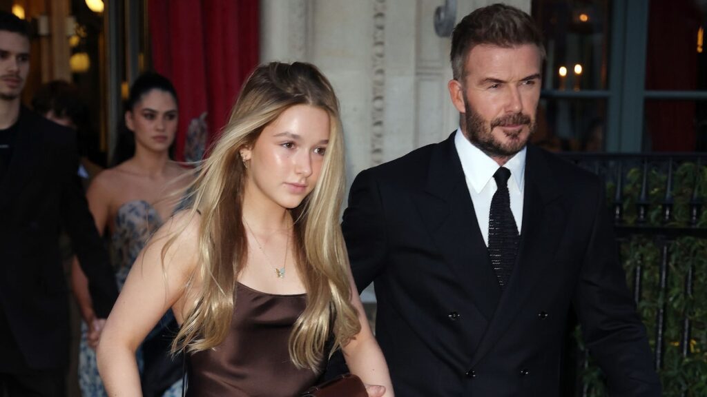 El hermoso cabello rubio de Harper Beckham roba el centro de atención en la Semana de la Moda de París