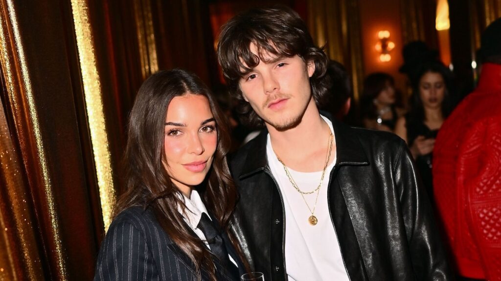 Cruz Beckham y la nueva novia Jackie Apostel son todas sonrisas en París para apoyar a Victoria Beckham