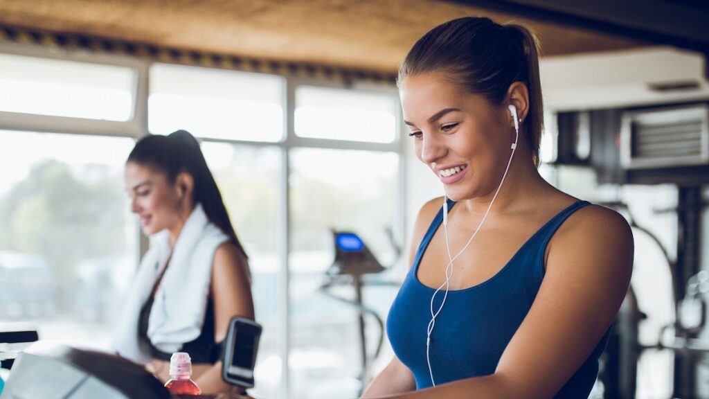 Por qué caminar en una cinta de correr de alta inclinación es mejor para tus glúteos que correr