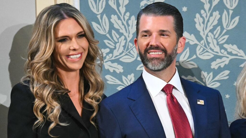 Donald Trump Jr. y Bettina Anderson hacen una aparición elegante en la gala llena de estrellas