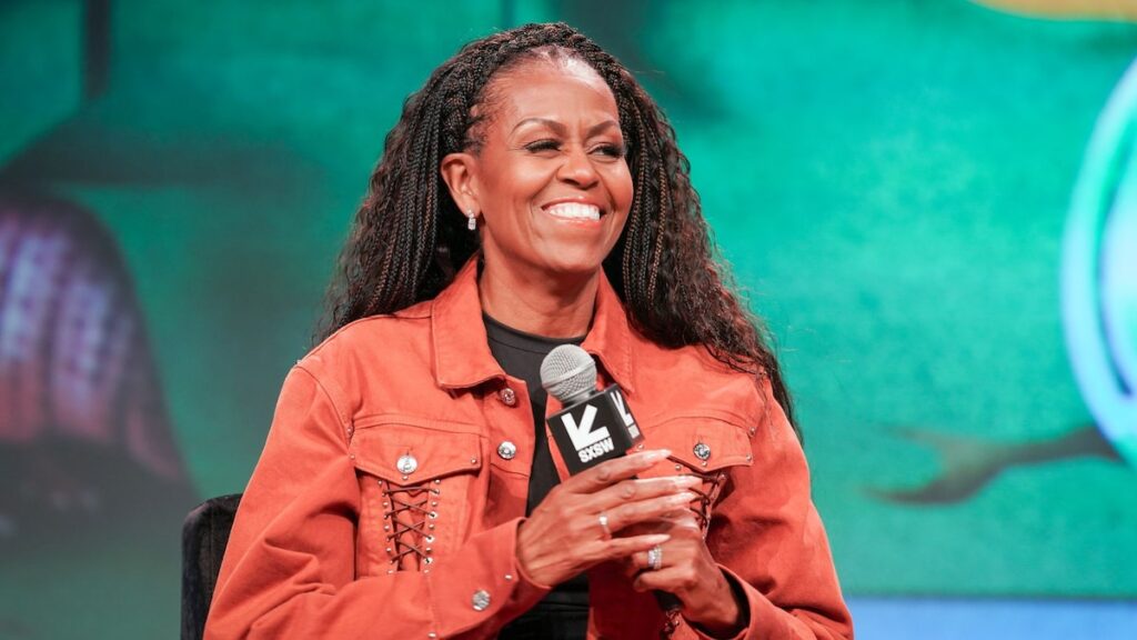 Michelle Obama sale en la apariencia del mezclilla y el denim y los pendientes de oro blanco: mira su aspecto