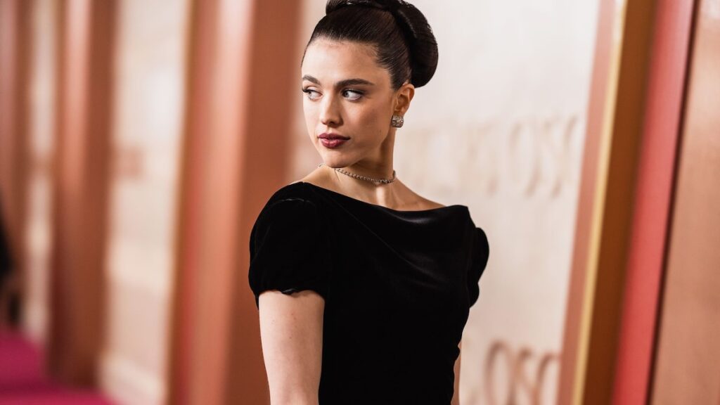Estilo estrella Margaret Qualley aturdía en collar inverso en la alfombra roja de los Oscar