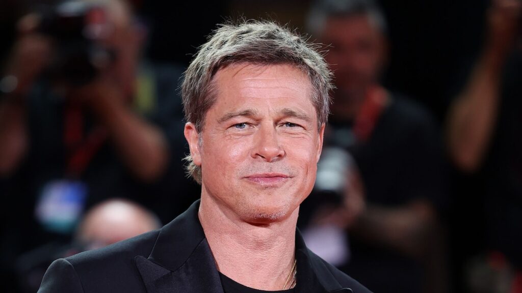 Brad Pitt fotografió inicio junto a su adorable coprotagonista de perros