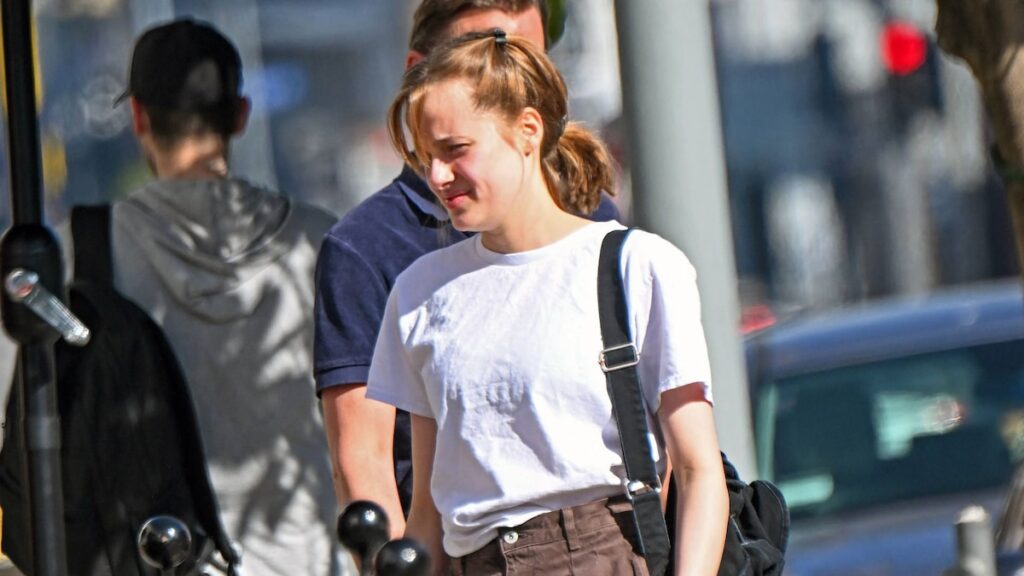 Vivienne Jolie-Pitt disfruta el día con un amigo en atuendo artístico y adorable