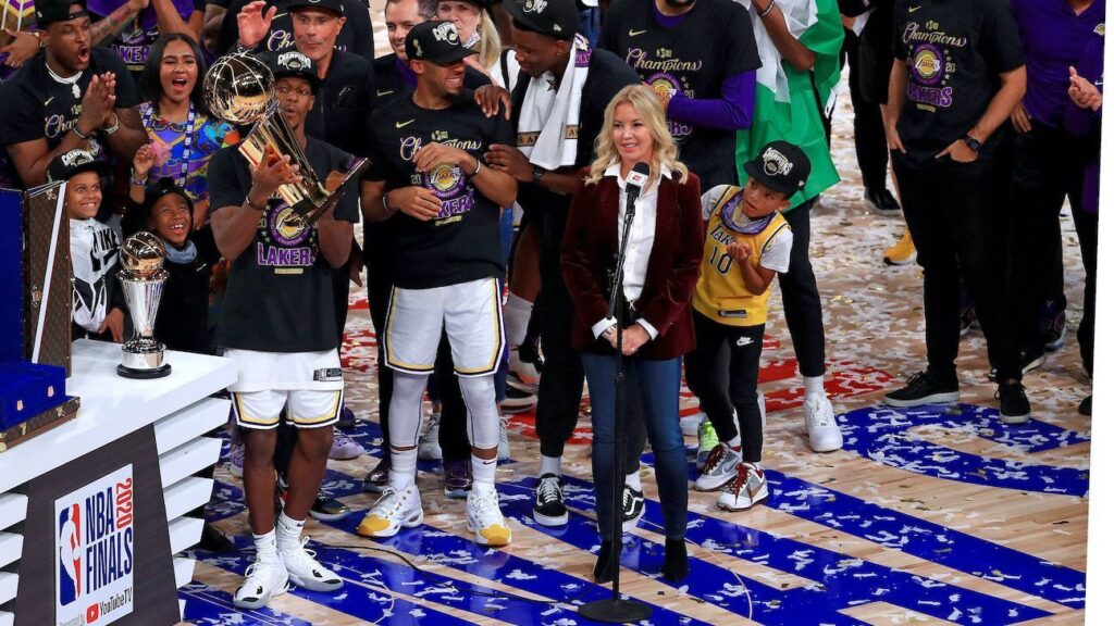 ¿Quién es Jeanie Buss, La Mujer Más Poderosa de la Nba? La Dueña de los Lakers Recogió El Legado de Su Padre y Le Ha Dado Su Propio Estilo a la Franquicia.2hjuan Pablo Sánchez | Imágenes ESPN DigitalGetty
