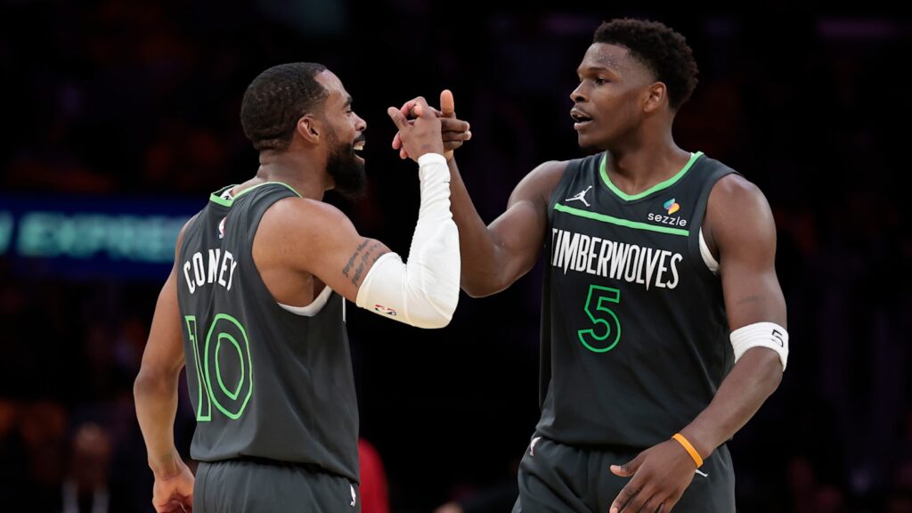 El polémico y soez cruce de palabras de Anthony Edwards con los fanáticos de los Lakers