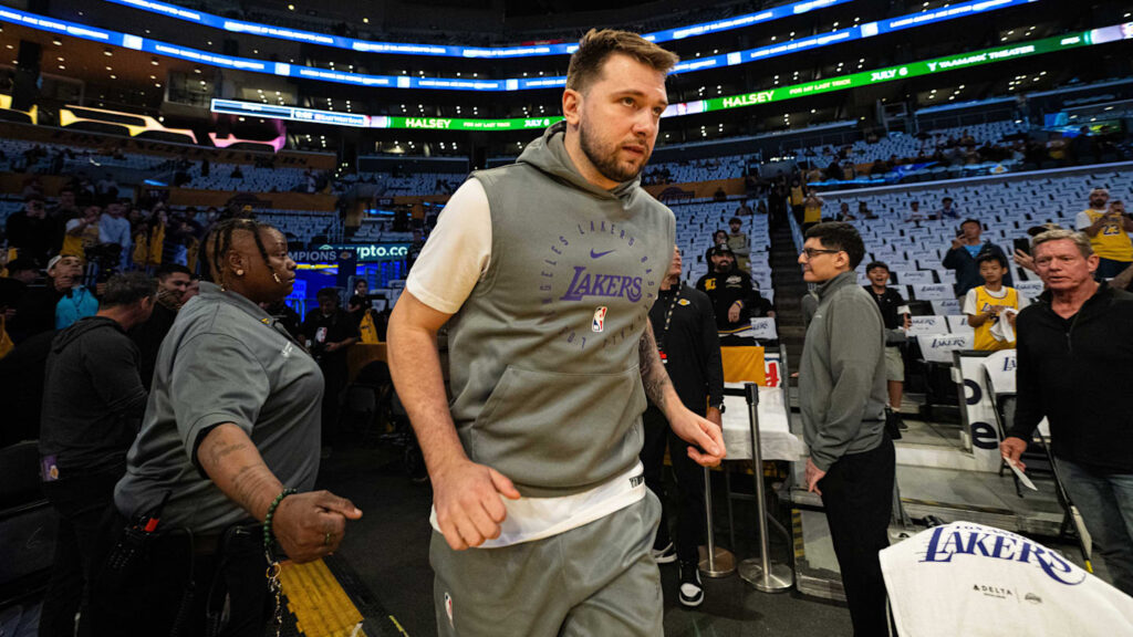 La confesión del entrenador de Lakers JJ Redick sobre la salud de Luka Doncic
