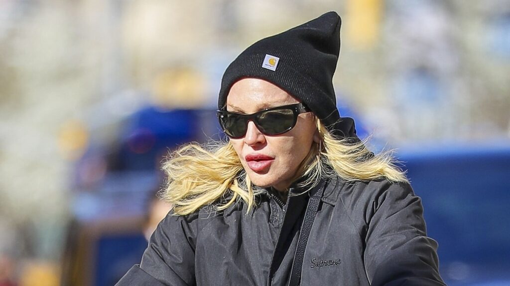 Madonna muestra al estilo de la calle durante un viaje matutino en Central Park