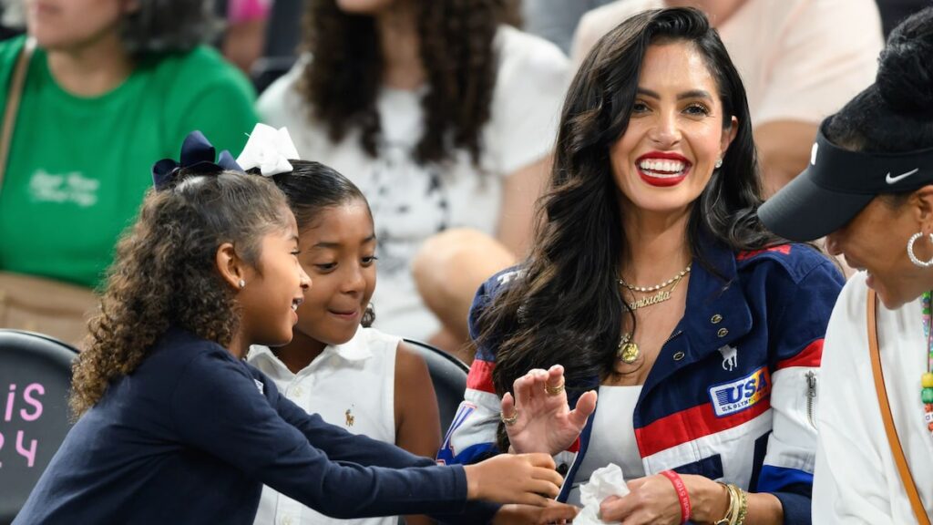 Vanessa Bryant honra el sueño de UConn Dream in Emtoation Championship Tribute