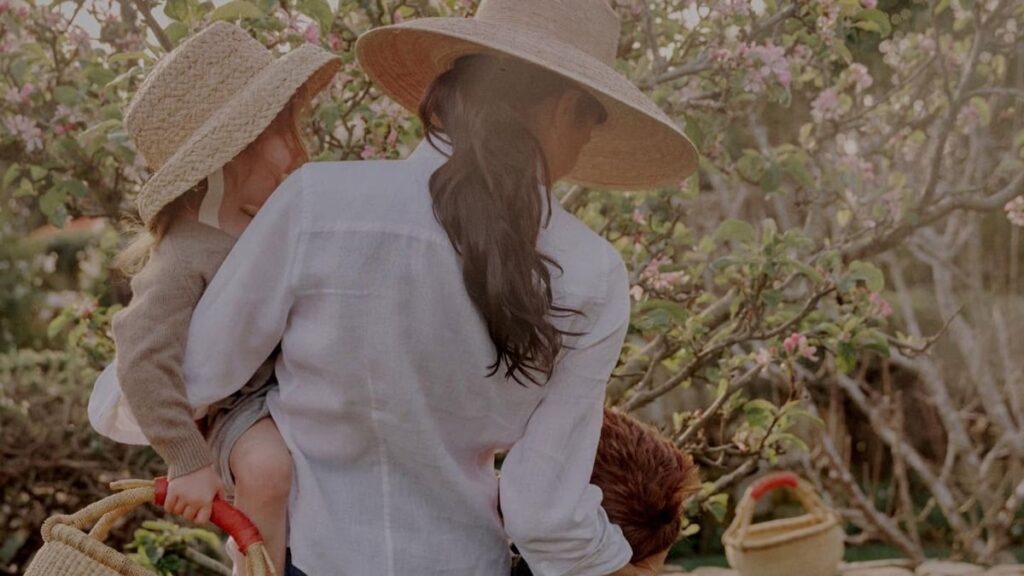 El príncipe Archie y la princesa Lilibet aparecen en dulces fotos compartidas por mamá Meghan Markle