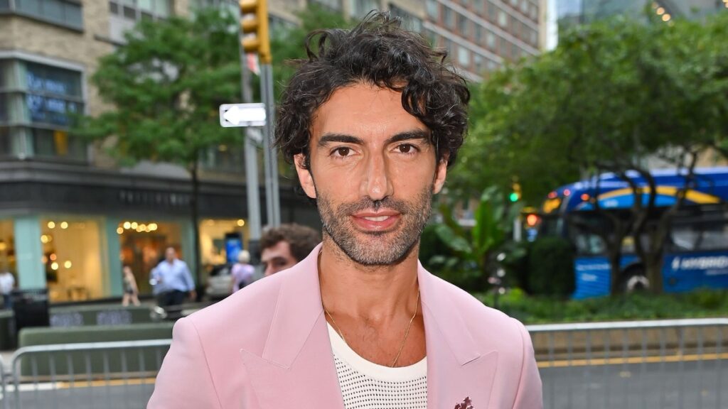 Justin Baldoni llama a Ryan Reynolds por tratar de esquivar la demanda de $ 400 millones