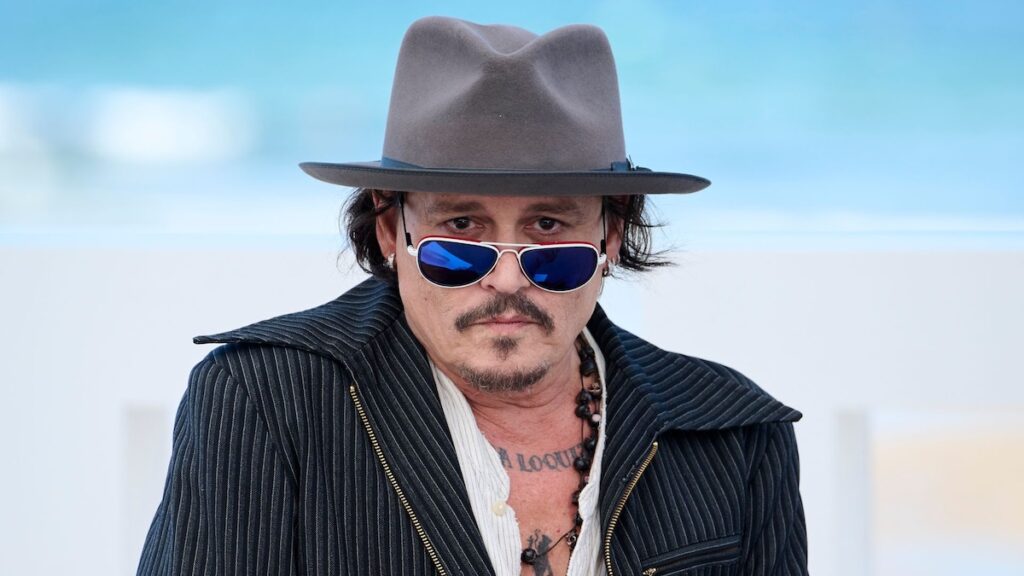 La nueva transformación dramática de Johnny Depp incluye cabello plateado y ojos azules: ver su nuevo look
