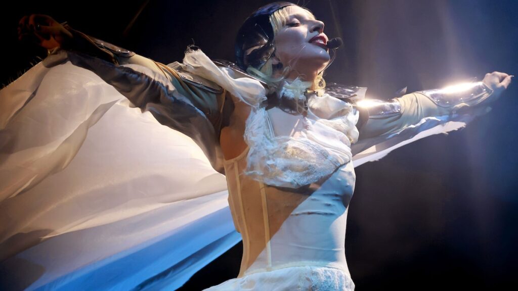 Lady Gaga se jacta de ‘al menos sabes que canto en vivo’ después de luchar contra los problemas tecnológicos en Coachella