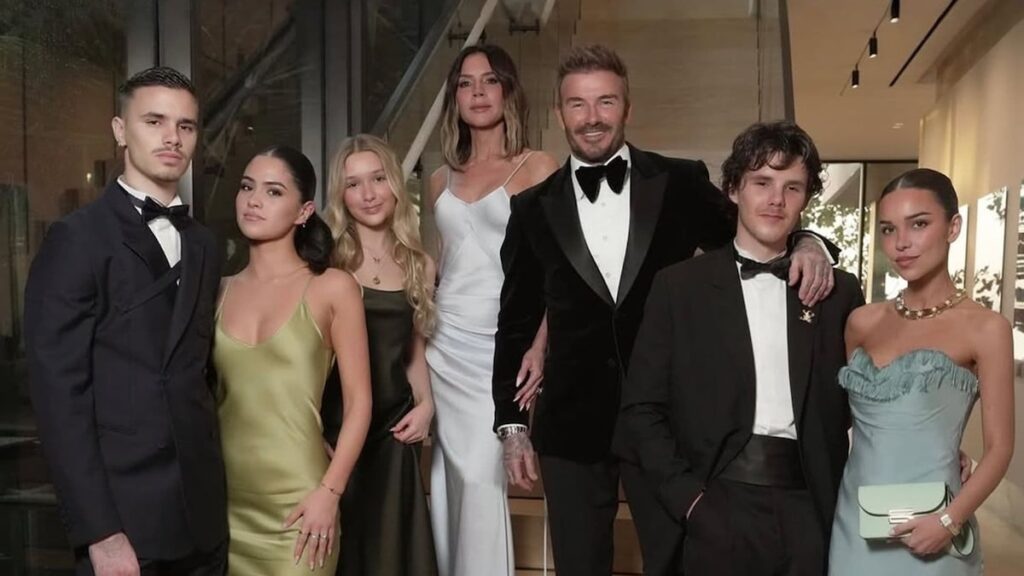 Harper Beckham se mueve con glamour mira la fiesta 50 de David