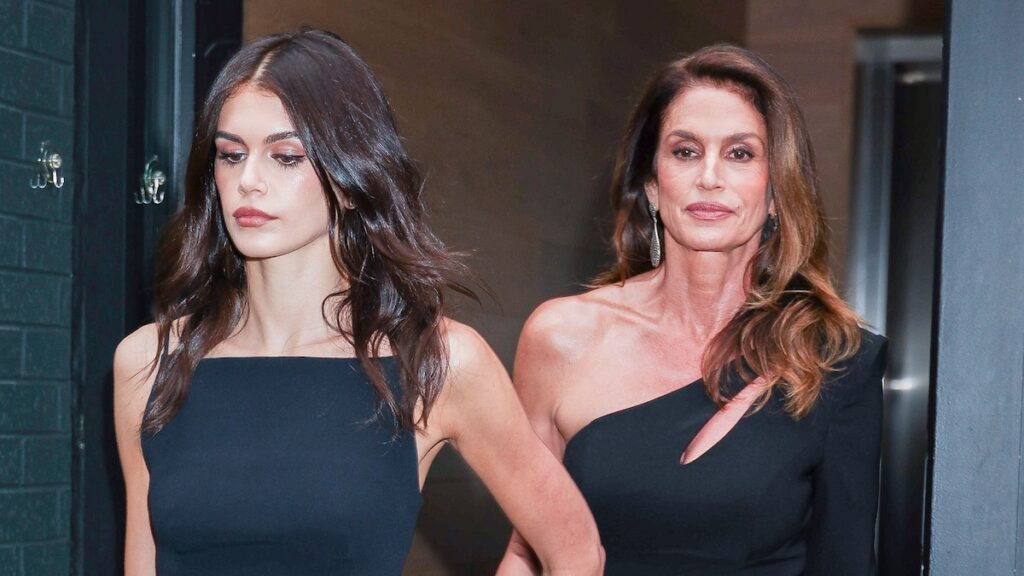 Kaia Gerber y Cindy Crawford Twinning en impresionantes looks totalmente negros en la ciudad de Nueva York