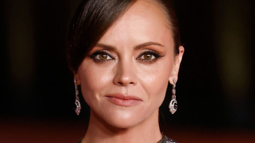 Christina Ricci revela su inusual alivio del estrés: “He hablado con pájaros”