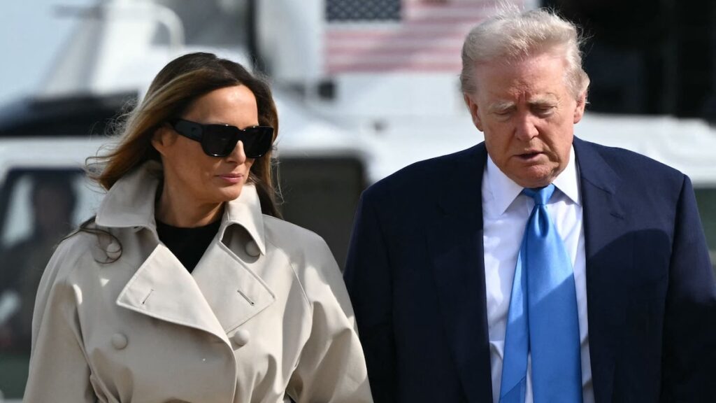 El presidente Donald Trump y la primera dama Melania Trump comparten el momento PDA antes de dirigirse a Roma